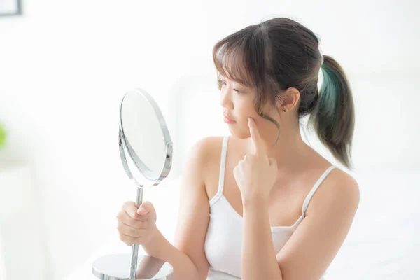 Bela Cara Jovem Mulher Asiática Com Feliz Sorrindo Olhando Espelho — Fotografia de Stock