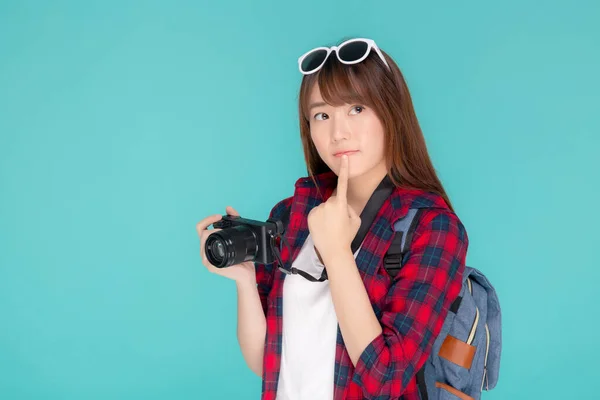 美丽的年轻亚洲女人认为旅行是一个蓝色背景的夏天 有活动爱好的亚洲女孩拿着相机拍照 度假和度假旅行 — 图库照片