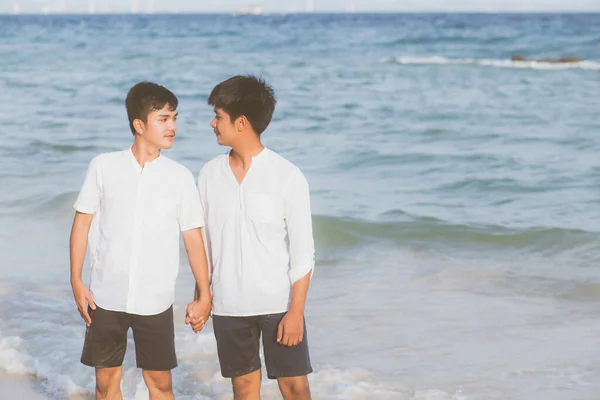 Ομοφυλόφιλο Πορτρέτο Νεαρό Ζευγάρι Ασιατών Στέκεται Μαζί Στην Παραλία Καλοκαίρι — Φωτογραφία Αρχείου