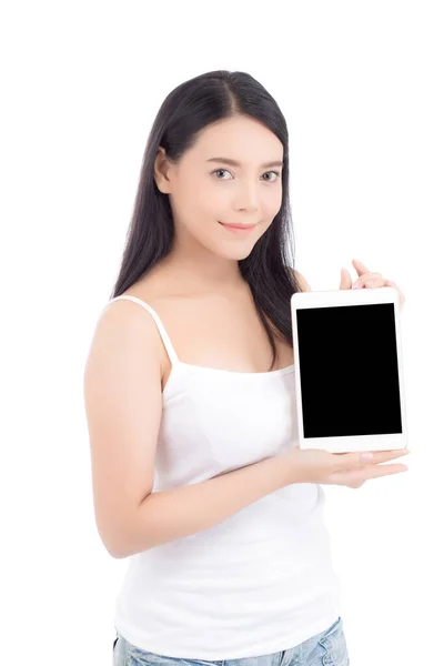Portret Azjatyckiej Młodej Kobiety Stojącej Pokazując Pusty Ekran Tabletka Białym — Zdjęcie stockowe