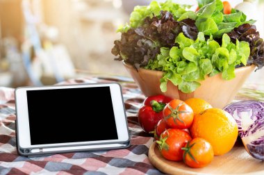 Taze organik sebze ve salata ve tablet için meyve tabağı, vejetaryen ve sağlıklı gıda veya malzeme ve fotokopi alanı ile yemek pişirmek için bitki, tarım için hasat, beslenme konsepti için bitki..