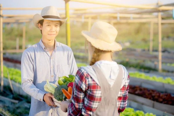 Beautiful Young Asian Woman Man Holding Fresh Organic Vegetable Basket — Stok fotoğraf