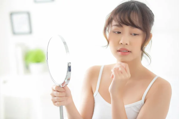 Bella Faccia Giovane Donna Asiatica Con Felice Sorriso Specchio Alla — Foto Stock