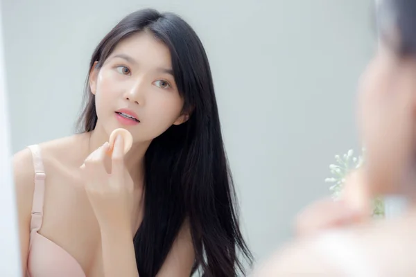 Close Hand Van Jonge Aziatische Vrouw Houden Product Cosmetische Toepassing — Stockfoto