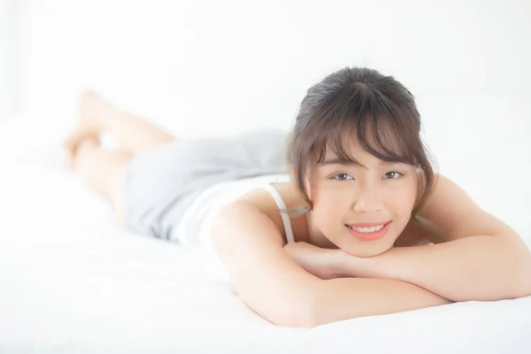 肖像画美しい若いアジアの女性の笑顔ながら目を覚ます健康と健康で午前中にベッドルーム 美容アジアの女の子嘘スキンケアと化粧化粧品で幸せ ライフスタイルとリラックスしたコンセプト — ストック写真