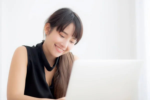 Krásná Mladá Asijská Žena Úsměvem Práci Psaním Přenosném Počítači Kanceláři — Stock fotografie