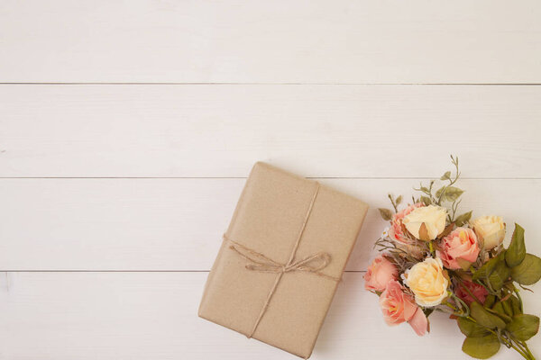 Красивый цветок и подарочная коробка на деревянном фоне с романтическим, подарки на День матери или Валентина день с пастельным тоном, весенняя или летняя природа для украшения на рабочем столе, праздник концепции
.