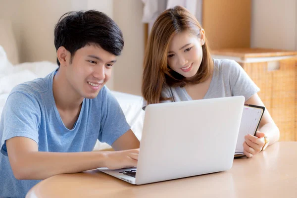 美しい若いアジアのカップルは ノートパソコンと一緒に計画 女性のノートブックやノートブックの予算家庭 ライフスタイルの家族やビジネスコンセプトを持つ費用を計算します — ストック写真