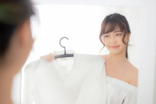 Bonita Jovem Mulher Asiática Sorrindo Com Roupas Tentando Vestir Montagem — Fotografia de Stock