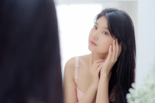 Hermosa Joven Asiática Mujer Sonriente Mirada Espejo Comprobar Cara Con — Foto de Stock