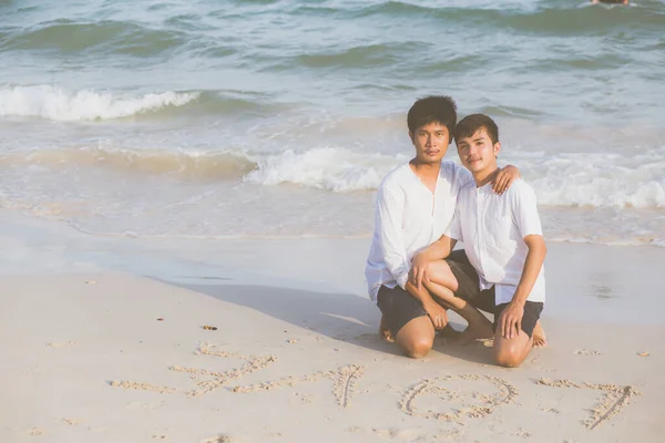 Unga Asiatiska Par Gay Leende Romantisk Teckning Ord Text Kärlek — Stockfoto
