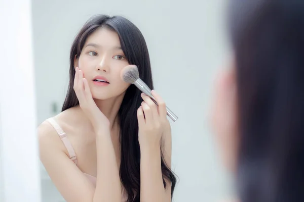 Retrato Beleza Jovem Mulher Asiática Sorrindo Com Rosto Olhando Espelho — Fotografia de Stock