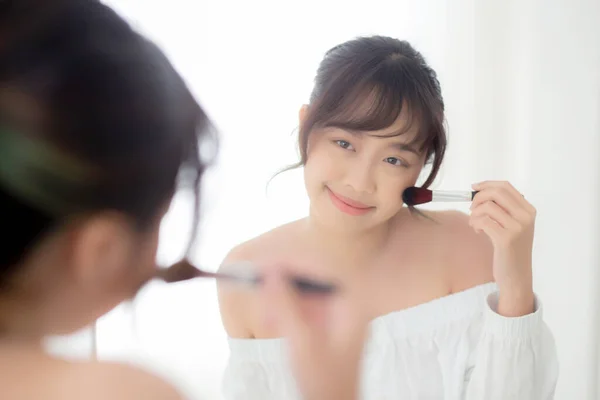 Πορτρέτο Ομορφιάς Νεαρή Ασιατική Γυναίκα Χαμόγελο Καθρέφτη Προσώπου Εφαρμογή Μακιγιάζ — Φωτογραφία Αρχείου