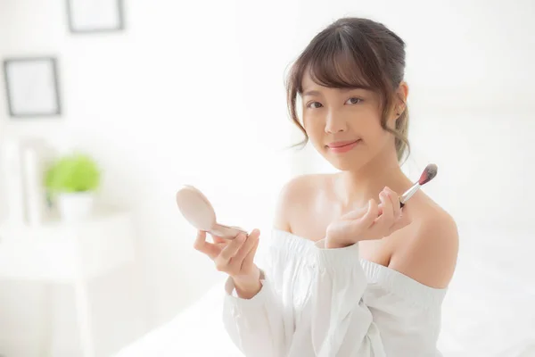 Retrato Beleza Jovem Mulher Asiática Sorrindo Com Rosto Olhando Espelho — Fotografia de Stock