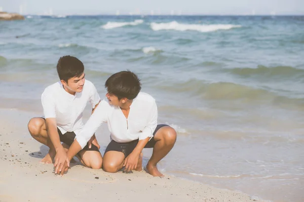Jovem Ásia Casal Gay Sorrindo Romântico Desenho Coração Forma Juntos — Fotografia de Stock
