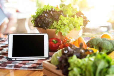 Taze organik sebze ve salata ve tablet için meyve tabağı, vejetaryen ve sağlıklı gıda veya malzeme ve fotokopi alanı ile yemek pişirmek için bitki, tarım için hasat, beslenme konsepti için bitki..