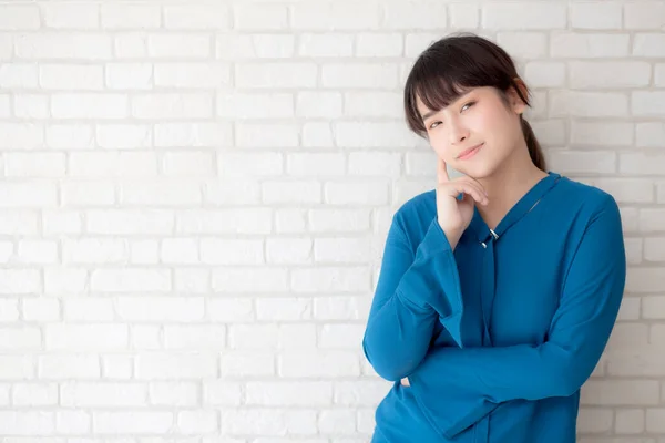 Hermoso Retrato Joven Mujer Asiática Sonriente Confiada Pensando Con Cemento —  Fotos de Stock