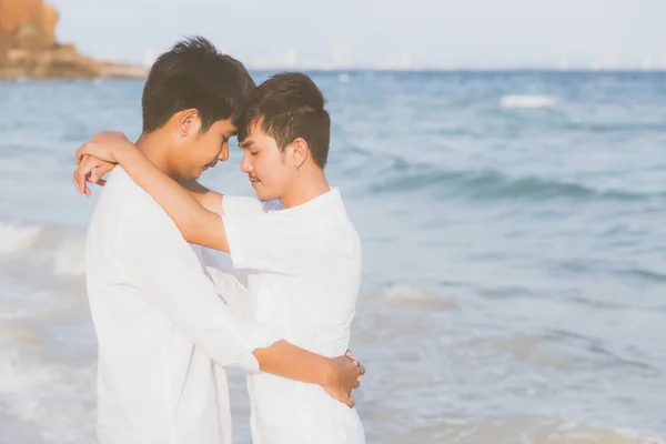 Ομοφυλόφιλος Πορτρέτο Νεαρό Ζευγάρι Ασιατική Στέκεται Αγκαλιά Μαζί Στην Παραλία — Φωτογραφία Αρχείου