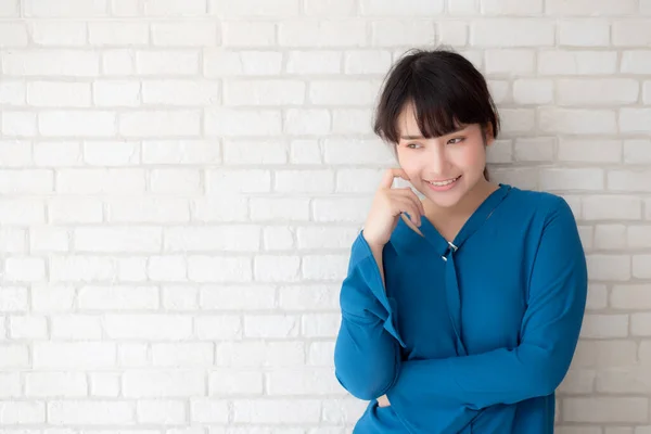 Beau Portrait Jeune Femme Asiatique Souriante Confiante Pensant Avec Ciment — Photo