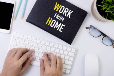 Ev kavramı, covid-19 salgınının korunması, karantina ve evde çalışma, iletişim ve internet, enfeksiyon ve koronavirüs salgını ile korunmak için sosyal mesafe.