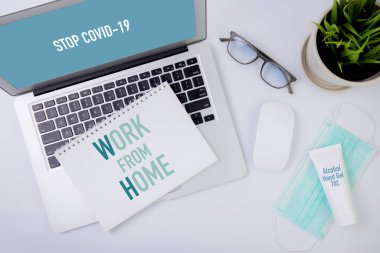 Ev kavramı, covid-19 salgınının korunması, karantina ve evde çalışma, iletişim ve internet, enfeksiyon ve koronavirüs salgını ile korunmak için sosyal mesafe.