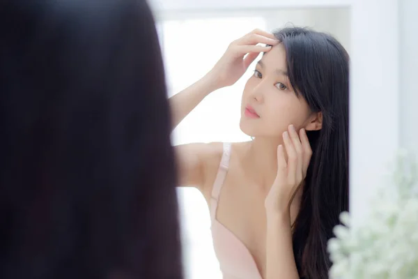 Bela Jovem Asiático Mulher Sorrindo Olhar Espelho Verificação Rosto Com — Fotografia de Stock