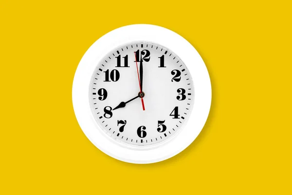 Σύγχρονο Ρολόι Τοίχου Λευκό Απομονωμένο Κίτρινο Φόντο Ώρα Και Περίοδο — Φωτογραφία Αρχείου