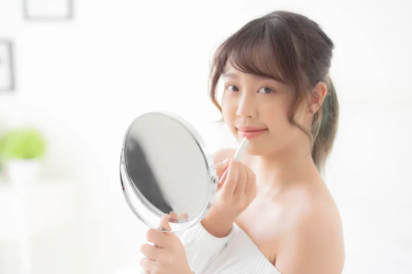 Retrato Bonito Jovem Mulher Asiática Olhando Espelho Aplicando Batom Maquiagem — Fotografia de Stock