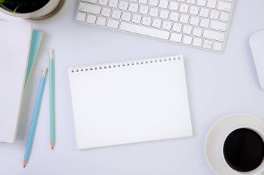 Ev kavramı, covid-19 salgınının korunması, karantina ve evde çalışma, iletişim ve internet, enfeksiyon ve koronavirüs salgını ile korunmak için sosyal mesafe.