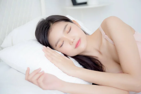 ベッドルームで快適さと幸せなレジャーとベッドの上に横たわる下着睡眠中の美しいアジアの若い女性 美容アジアの女の子は自宅で寝室で健康のために居心地の良いとリラックス ライフスタイルの概念 — ストック写真