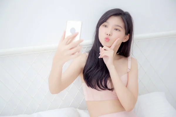 Hermosa Mujer Asiática Joven Sexy Ropa Interior Hablando Selfie Teléfono —  Fotos de Stock