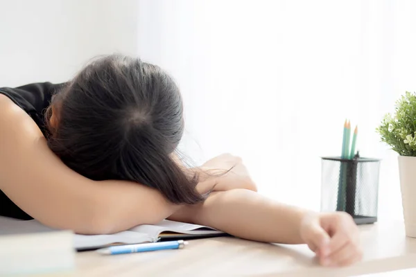Портрет Молодой Женщины Изучающей Экзамен Домашнюю Работу Спящей Усталостью Стрессом — стоковое фото