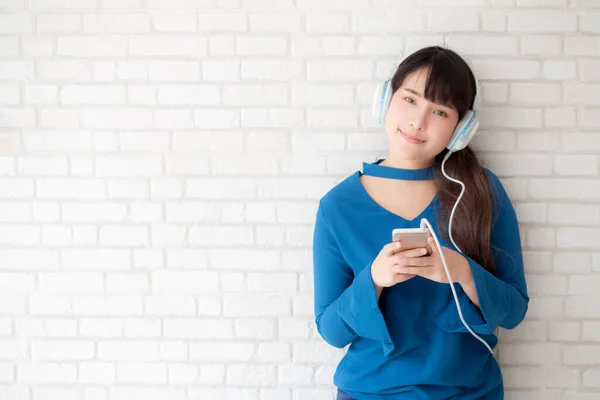 Hermoso Retrato Asiático Joven Mujer Pie Feliz Disfrutar Divertirse Escuchar —  Fotos de Stock