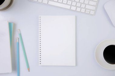 Ev kavramı, covid-19 salgınının korunması, karantina ve evde çalışma, iletişim ve internet, enfeksiyon ve koronavirüs salgını ile korunmak için sosyal mesafe.
