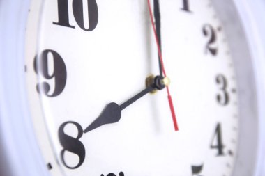 Odern duvarını kapatın beyaz saat, zaman ve zaman, ofis saati ve saat modeliyle saat ve dakika, saat kolu, nesne klasik.