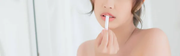 Beau Portrait Jeune Femme Asiatique Regardant Miroir Appliquant Rouge Lèvres — Photo