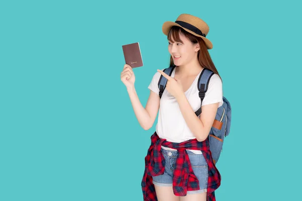 美丽的肖像画年轻的亚洲女人头戴帽子 笑容满面 自信地拿着指点护照 带着旅行的夏天旅行孤立的蓝色背景 模范旅游嬉皮士亚洲女孩快乐极了 — 图库照片