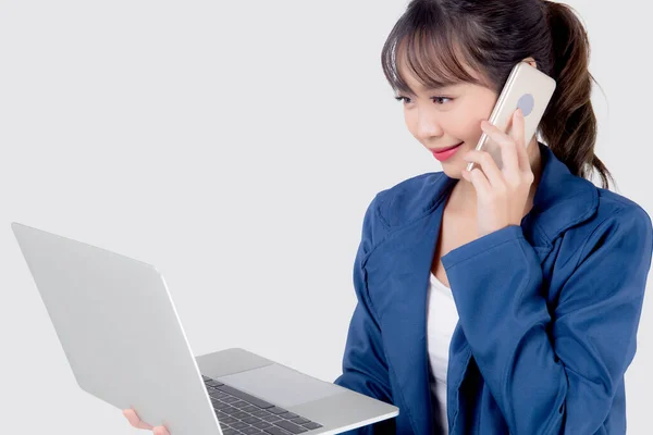 Retrato Bonito Jovem Mulher Negócios Asiática Segurando Computador Portátil Falando — Fotografia de Stock