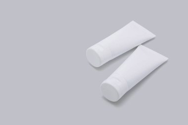 Beyaz arka planda izole edilmiş kozmetik tüp, losyon veya krem paketi, ürün güzelliği ve makyajı, cilt bakımı veya akne, ambalaj veya kap, sağlık ve ilaç şablonu.
