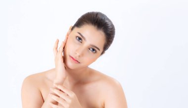 Yakından güzel bir Asyalı kadın kozmetik makyajı, kız elinin yanağına dokunması ve gülümsemesi çekici, güzelliği mükemmel yüzü beyaz arka planda izole edilmiş cilt sağlığı konsepti ile birlikte..