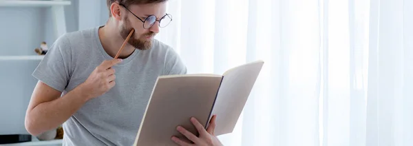 Junger Mann Liest Buch Vorbereitung Prüfung Zimmer Männliche Lernen Und — Stockfoto