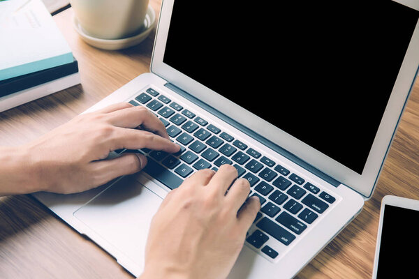 Для человека, работающего ноутбуком с экраном Blank, работа из дома в социальных сетях является новой нормой, фрилансера, использующего ноутбук с дисплеем пустым на рабочем месте, бизнес и коммуникационная концепция
.