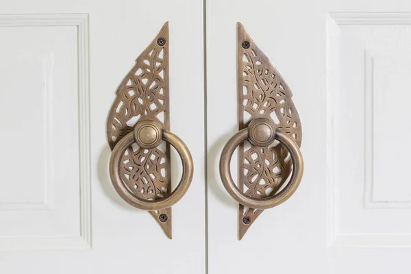 Pirinç kolları beyaz kapı ile