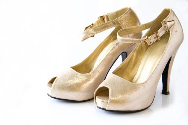 Krem rengi yüksek topuk ayakkabı