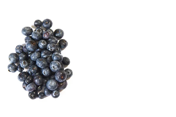 Blaubeeren auf weißem Hintergrund — Stockfoto