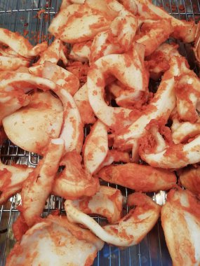 Kıtır kıtır kalamar parçalara ayrılmış.