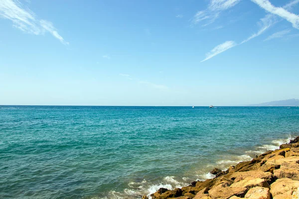 Güzel gökyüzü ve mavi deniz