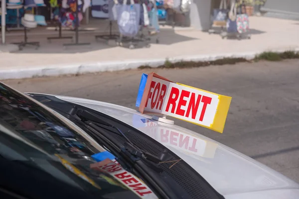 Sinal Para alugar está no capô do carro — Fotografia de Stock