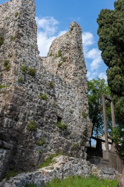 Gürcistan 'daki tarihi harabe kalesinin duvarı.
