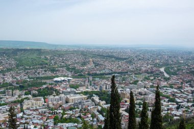 Güneşli bir yaz gününde eski Tiflis şehrinin tepesinden manzara